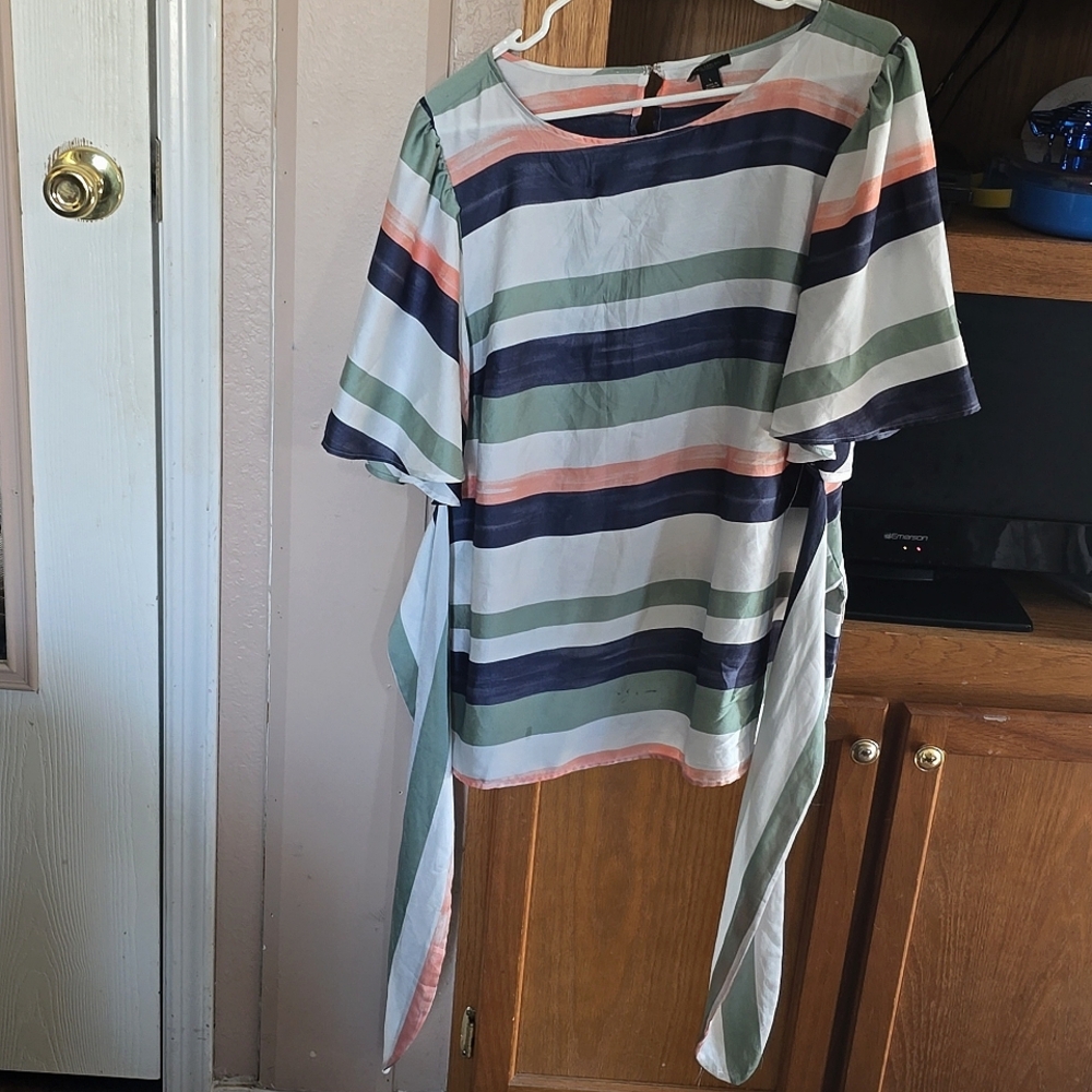 (1) used Ann Taylor dress shirt